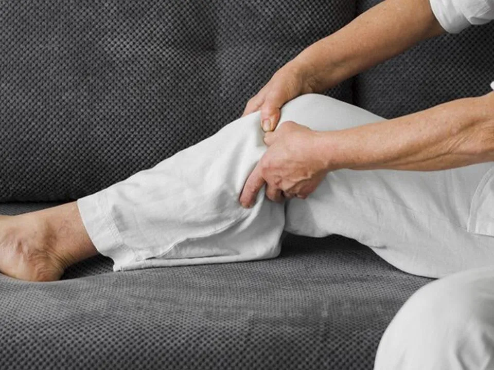 «Убирать причину, а не следствие»: как правильно лечить варикоз