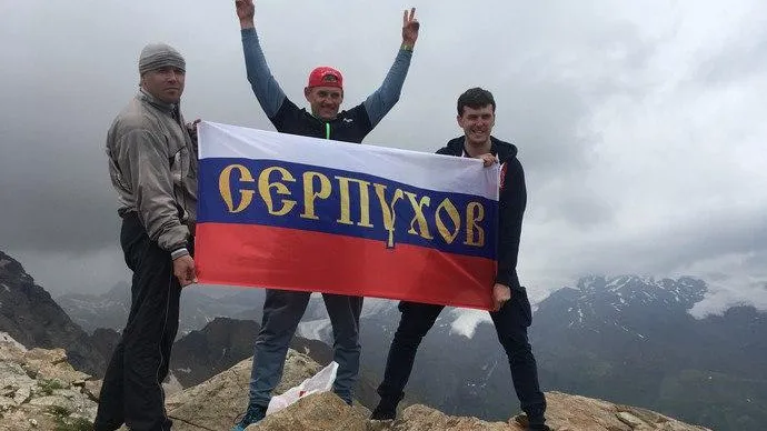 Моржи из Серпухова установили флаг города на Эльбрусе и встретили там земляка