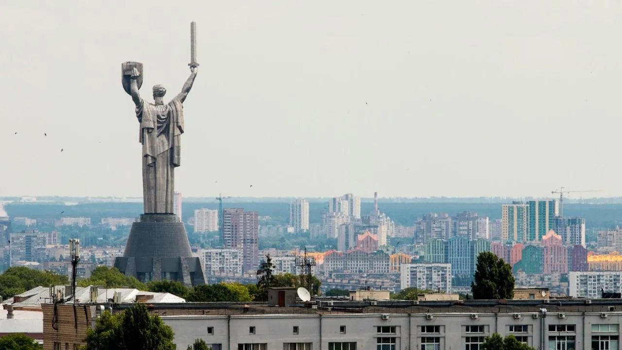 В Киеве полицейский изнасиловал девочку, переехавшую из ЛНР