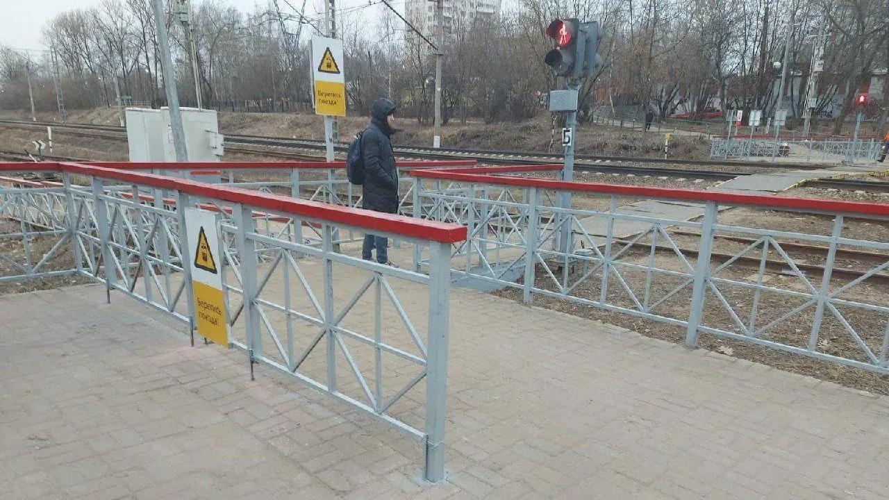 В Подмосковье в 2025 году на переходах через железную дорогу установят девять «змеек»
