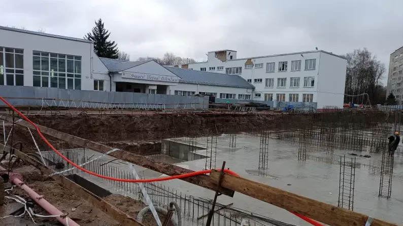 Рабочие завершили устройство фундамента нового корпуса шестой гимназии в Солнечногорске