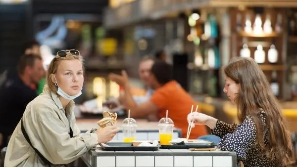 Специалист по пищевым расстройствам рассказала, как не переедать и не сидеть на диетах