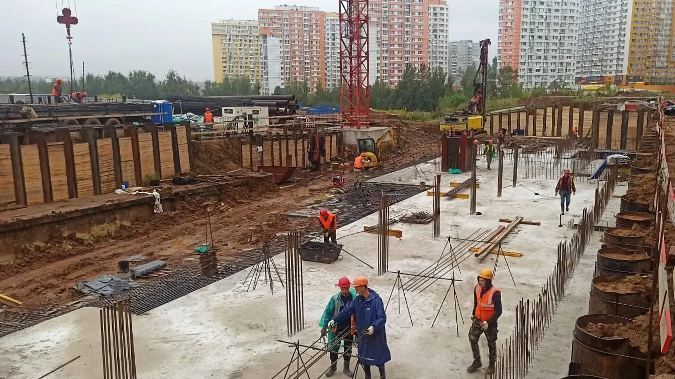 Строители продолжают возводить новую поликлинику в Ленинском округе