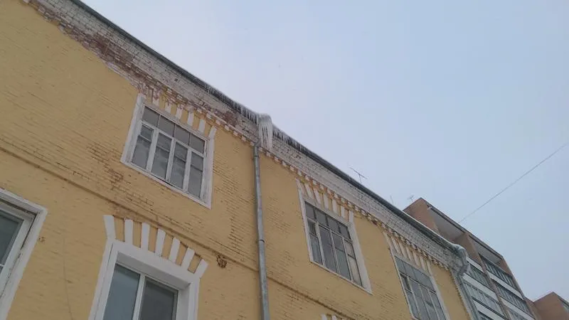 Отчаявшегося самоубийцу отговорили прыгать с крыши в столице 