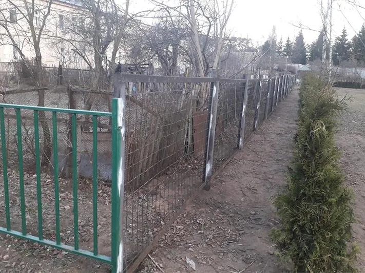 Забор с кладбища установили на детской площадке под Одинцово 