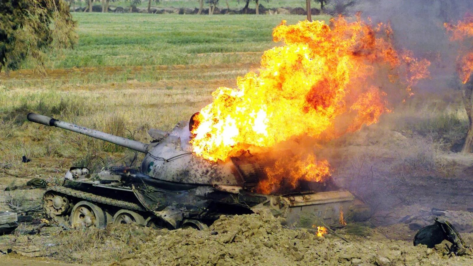 Горящий иракский танк Т-54, 2 апреля 2003 года