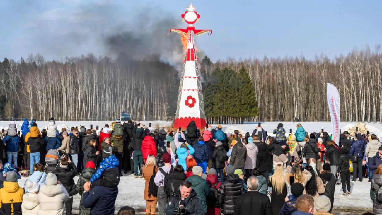 Сладкая вата и девушки в купальниках: в Кузбассе прошла «МотоМасленица»