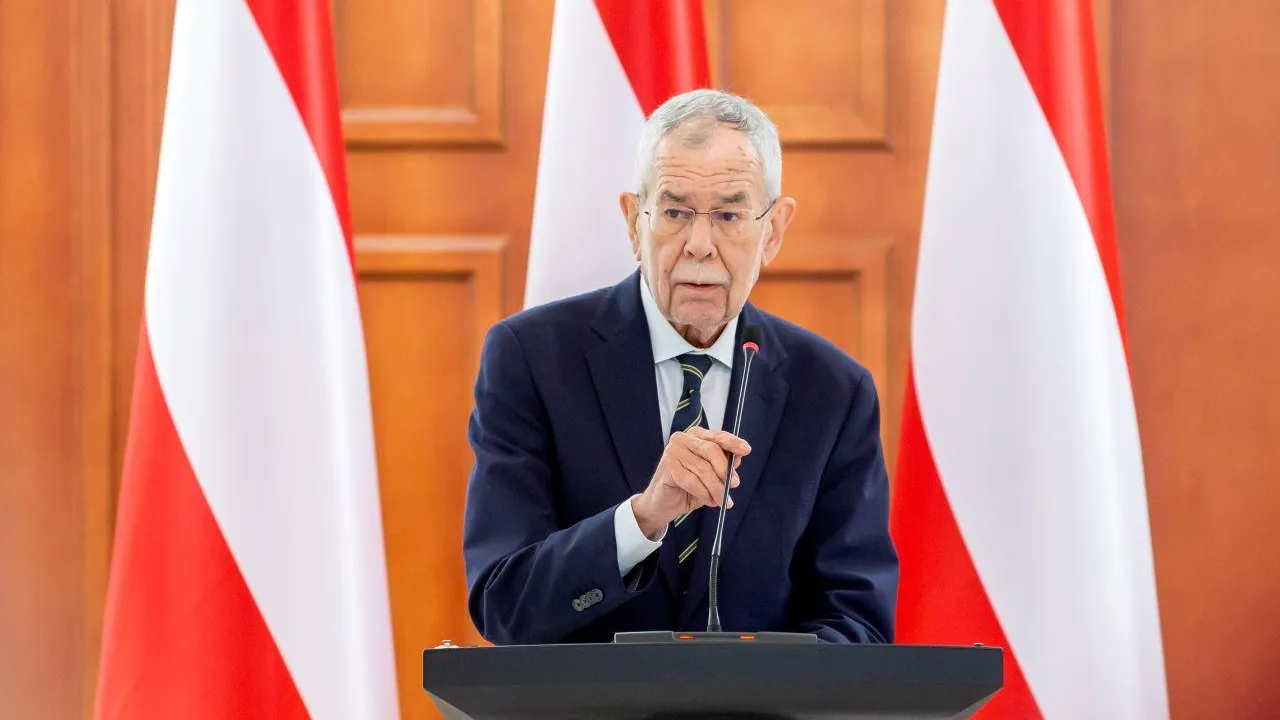 Президент Австрии заявил, что понимает покусавшего его пса лидера Молдавии Санду