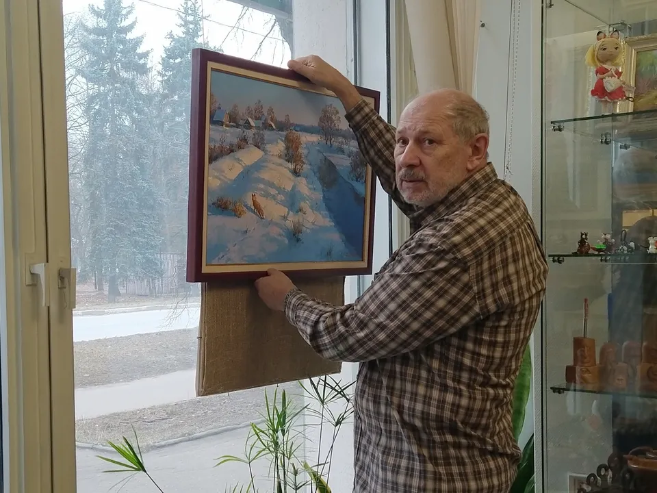 Развеска картин новой выставки Дмитрия Левина. Фото: галерея «5 Дом»&nbsp;