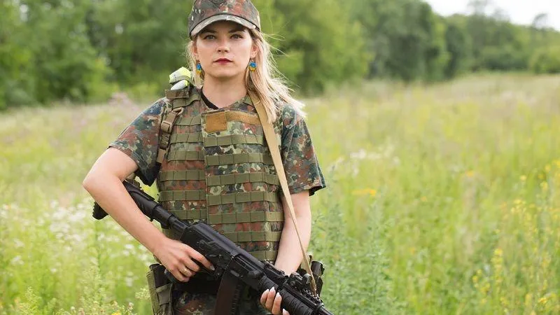 Жители Мариуполя рассказали, как женщина-снайпер ВСУ убивала мирных граждан 