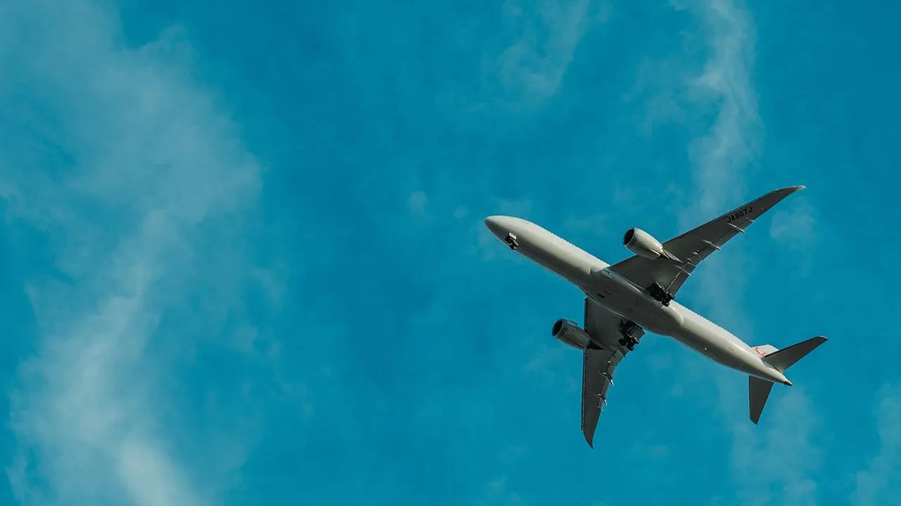 У самолета S7 Airlines отказал двигатель при посадке в Москве