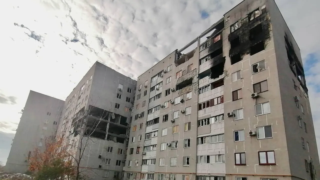 В Мариуполе подмосковные специалисты продолжают восстанавливать жилые дома