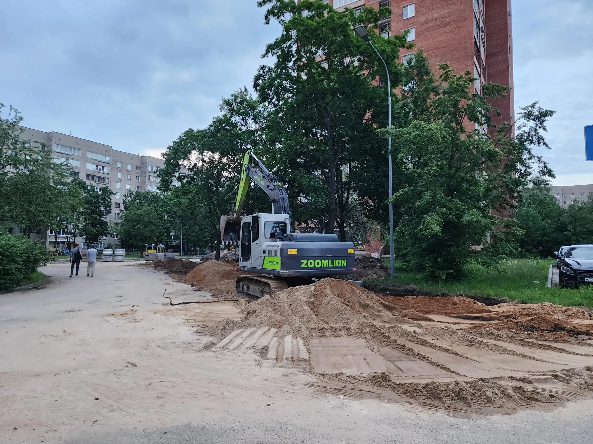 Работа спецтехники на Центральной улице в Черноголовке. Фото: Иван Петрушин