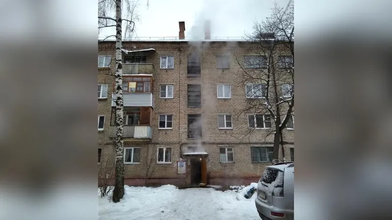 Прорыв горячей воды заблокировал выход из подъезда в Электростали