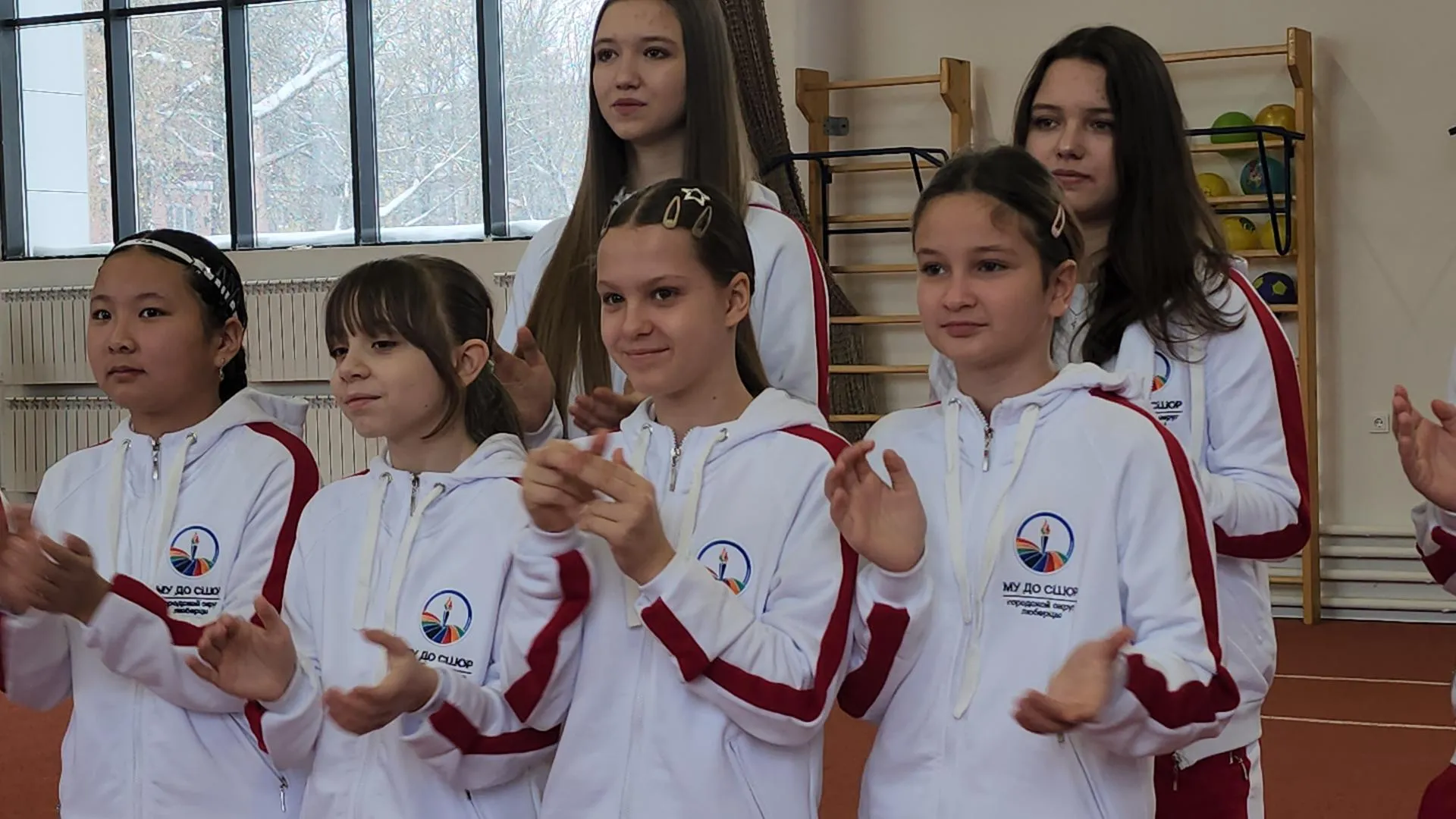 Автору песни "Русский характер" Андрею Сухину ребята аплодировали и подпевали.