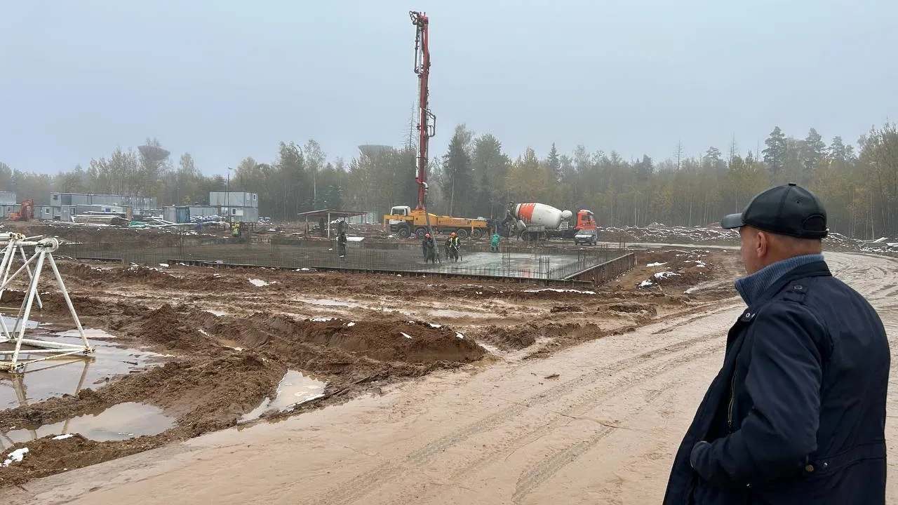 Глава города Владимир Пирогов на улице Связистов Фото: Администрация Краснознаменска