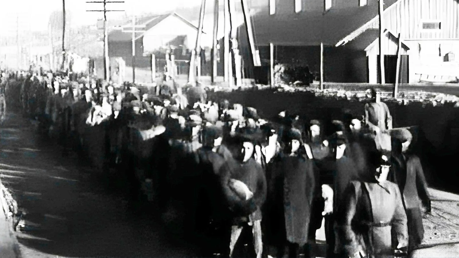 Заключенные под конвоем идут на строительстве канала, 1932 год