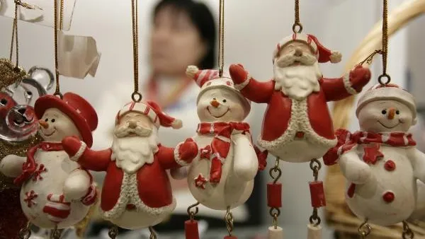 Московские школы украсили гирляндами и фигурами снеговиков