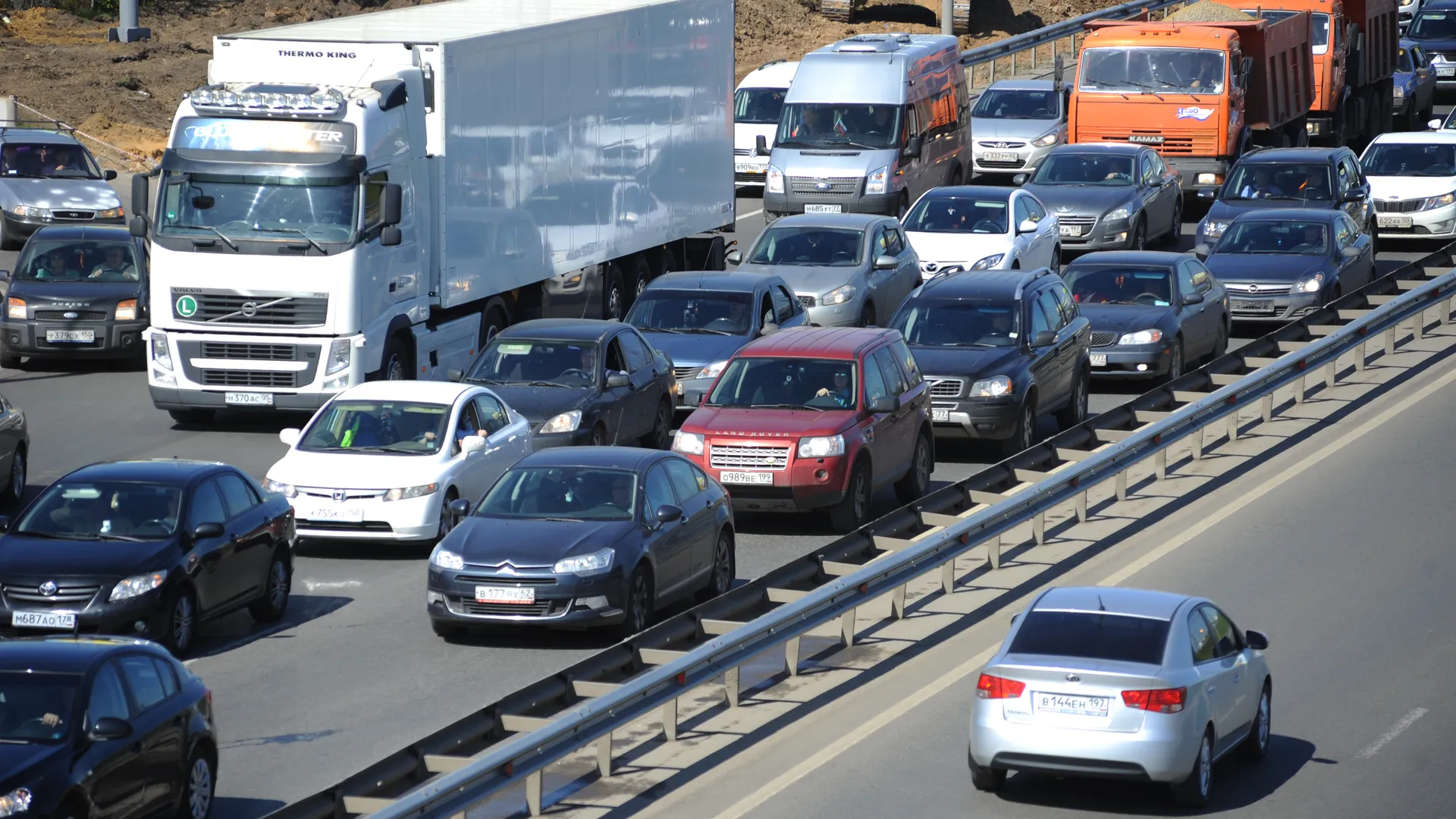 Автомобильное движение по Калужскому шоссе в Москве