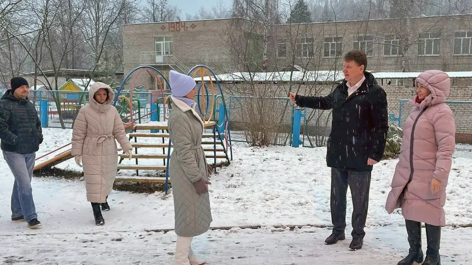 Замглавы округа Александр Столбов (второй справа) встретился с жителями поселка Юность. Фото: пресс-служба администрации г.о. Лосино-Петровский