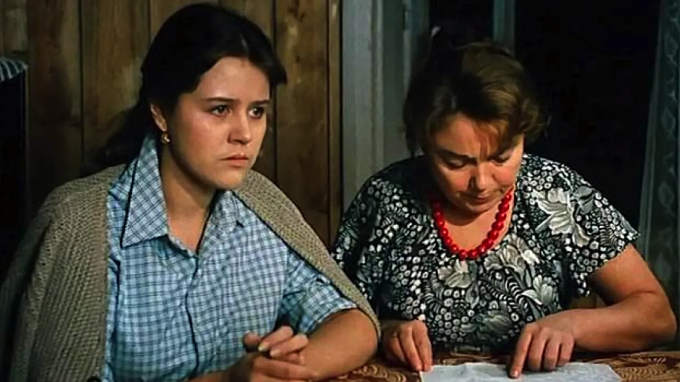Янина Лисовская в фильме «Любовь и голуби». Кадр из фильма
