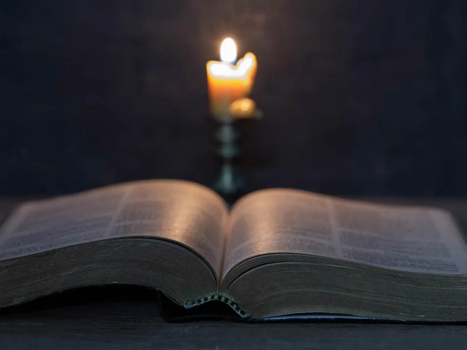 Священник рассказал, нужно ли освящать купленную в интернете Библию