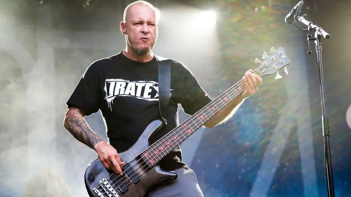 Бас-гитарист Limp Bizkit Сэм Риверс внезапно умер в возрасте 48 лет