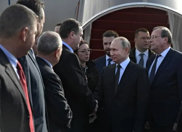 Владимир Путин во время встречи в аэропорту имени Давида Бен-Гуриона. Президент России прибыл в Израиль для участия в памятных мероприятиях, приуроченных к 75-й годовщине освобождения Красной армией концлагеря Освенцим и Дню памяти жертв холокоста, 2020 год