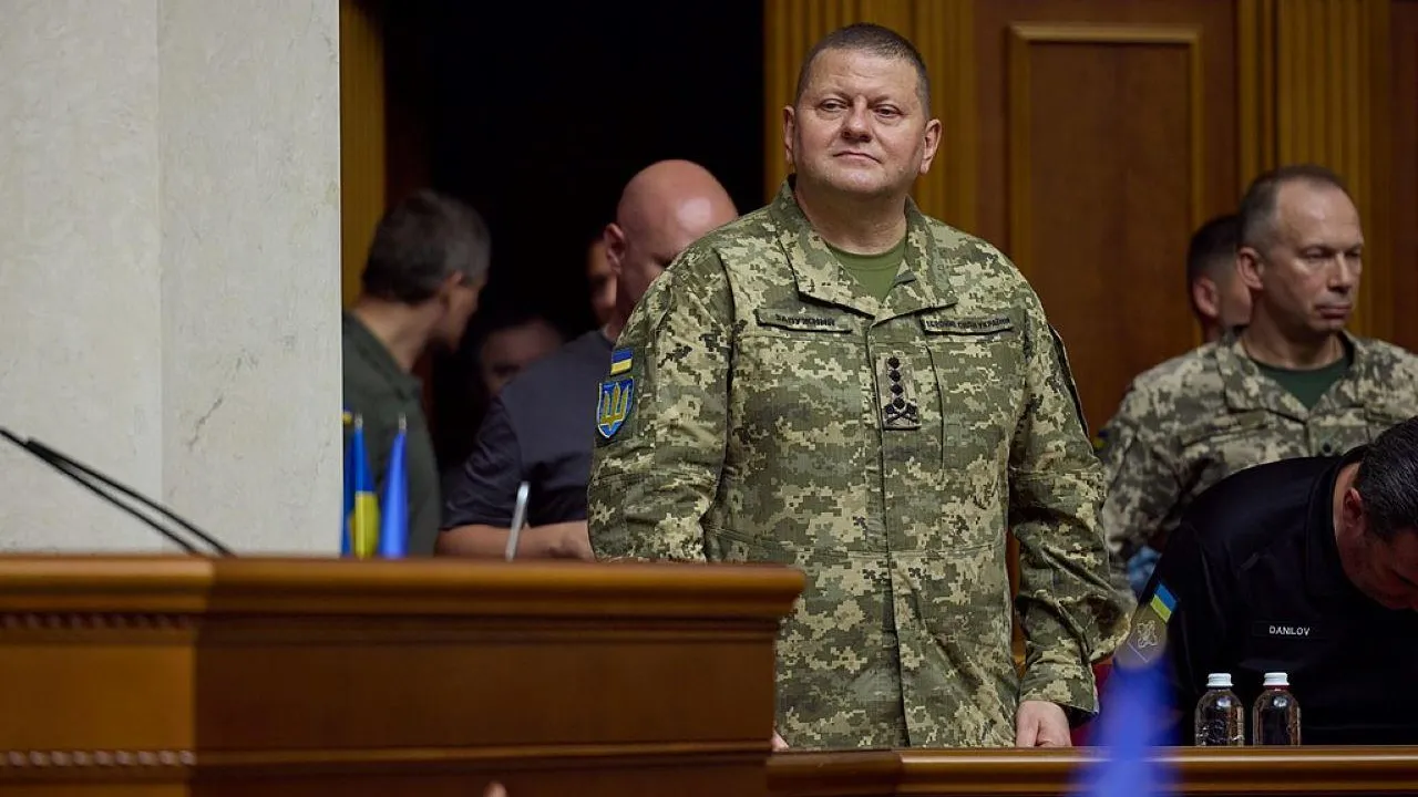 Опрос: Залужный легко бы выиграл у Зеленского, если бы выборы на Украине состоялись прямо сейчас