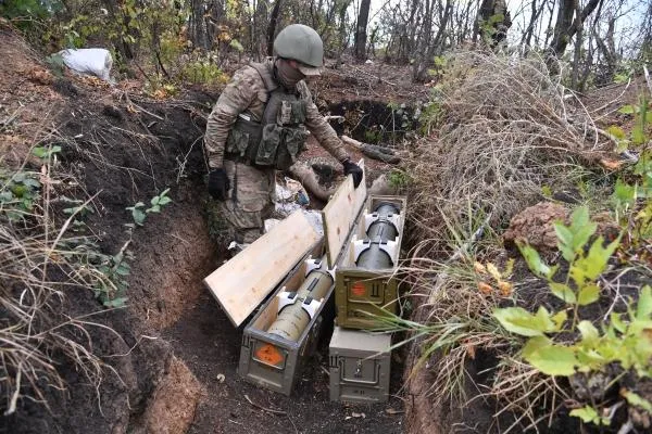 Боец ЧВК «Вагнер» осматривает трофейное оружие иностранного производства, оставленное на позициях ВСУ при отступлении в Донецкой области