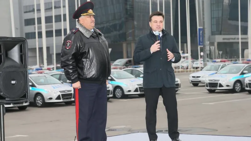 Губернатор вручил гаишникам ключи от новых авто