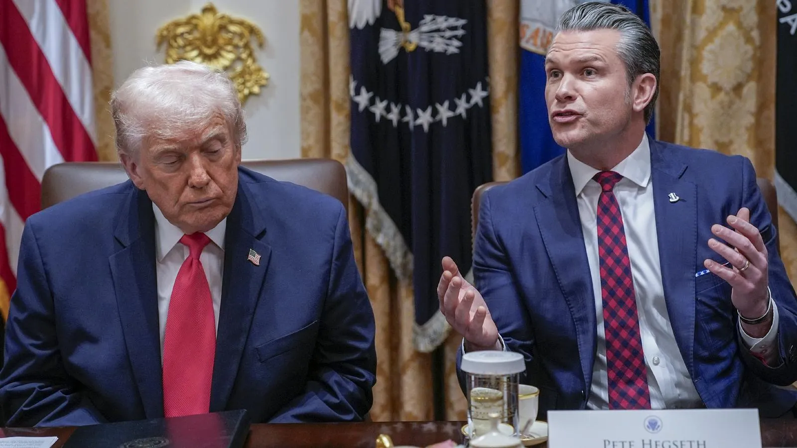 Президент США Дональд Трамп и глава Пентагона Пит Хегсет. Yuri Gripas — Pool via CNP