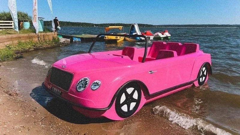 Прогулки на розовой Bentley по водной глади озера в Солнечногорске предложили отдыхающим