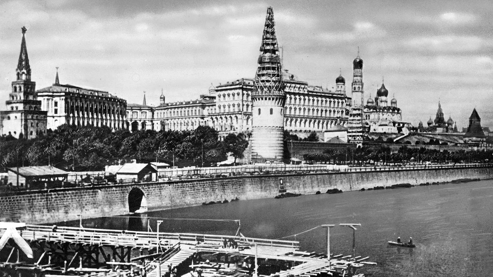 Вид на Кремль с зачехленными звездами, Москва, 1941 год. Scherl