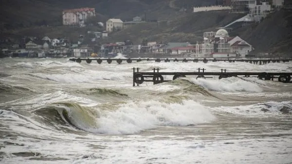 Волны на Черном море во время штормовой погоды в Коктебеле