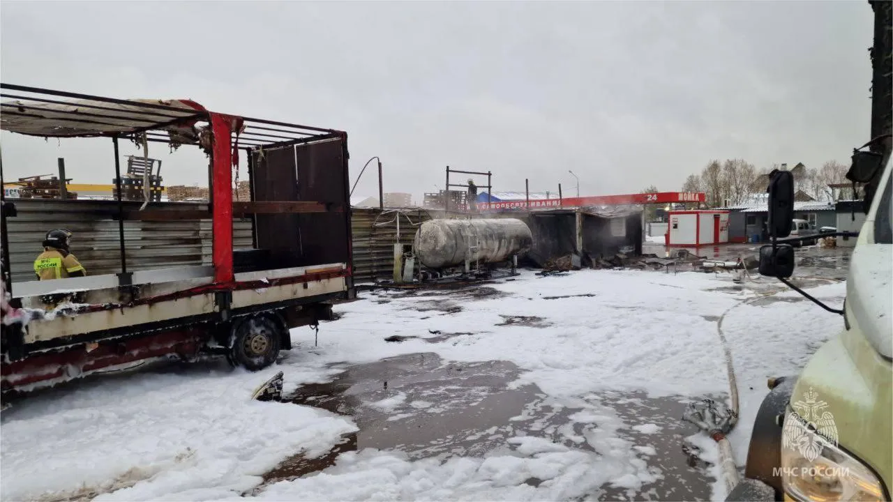 Следователи начали проверку после пожара на заправке в Химках