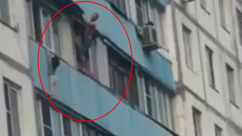 Повисшую на карнизе семилетнюю девочку спас мужчина в Краснознаменске
