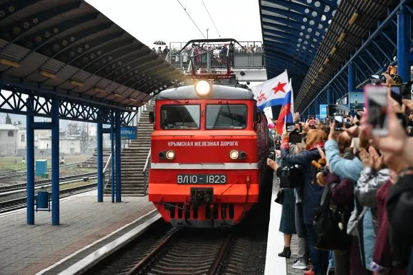Поезд «Таврия», следующий по маршруту Санкт-Петербург — Севастополь, пребывает на вокзал Севастополя. Поезд первым прошел по Крымскому мосту и возобновил регулярные пассажирские перевозки между материком и полуостровом, которые были прерваны в 2014 году