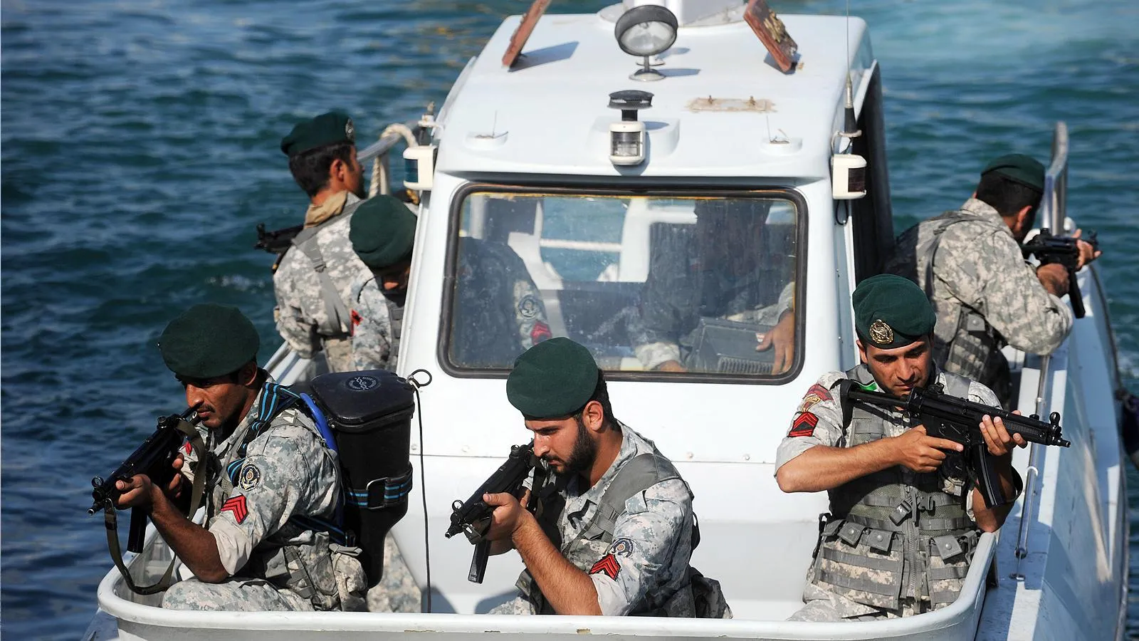 Иранские солдаты на военно-морских маневрах в Оманском проливе, 29 декабря 2011 года. Xinhua