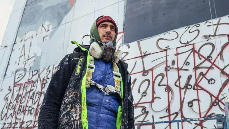 Итальянский художник создает в Балашихе мурал с портретом основателя Wikileaks