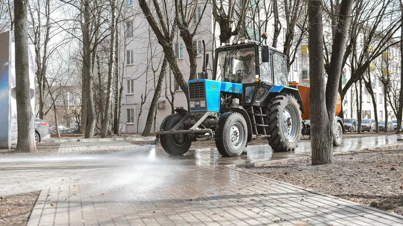 Более 9,6 тысячи твердых покрытий во дворах и проездах Подмосковья промыли после зимы с помощью техники