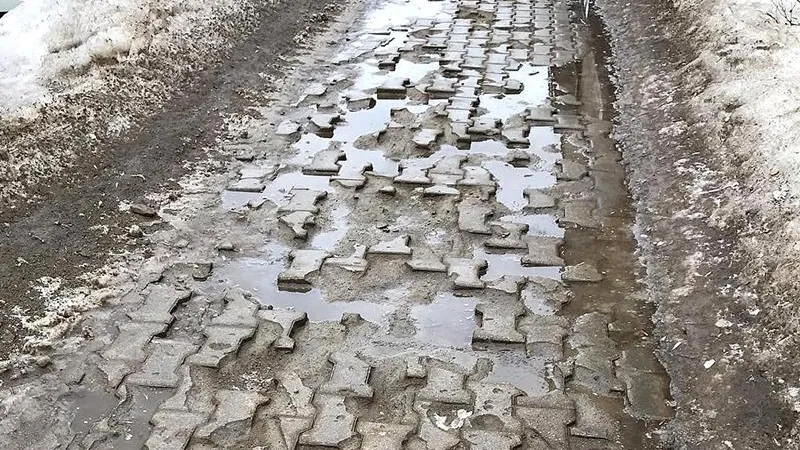 В Королеве снег сошел вместе с плиткой