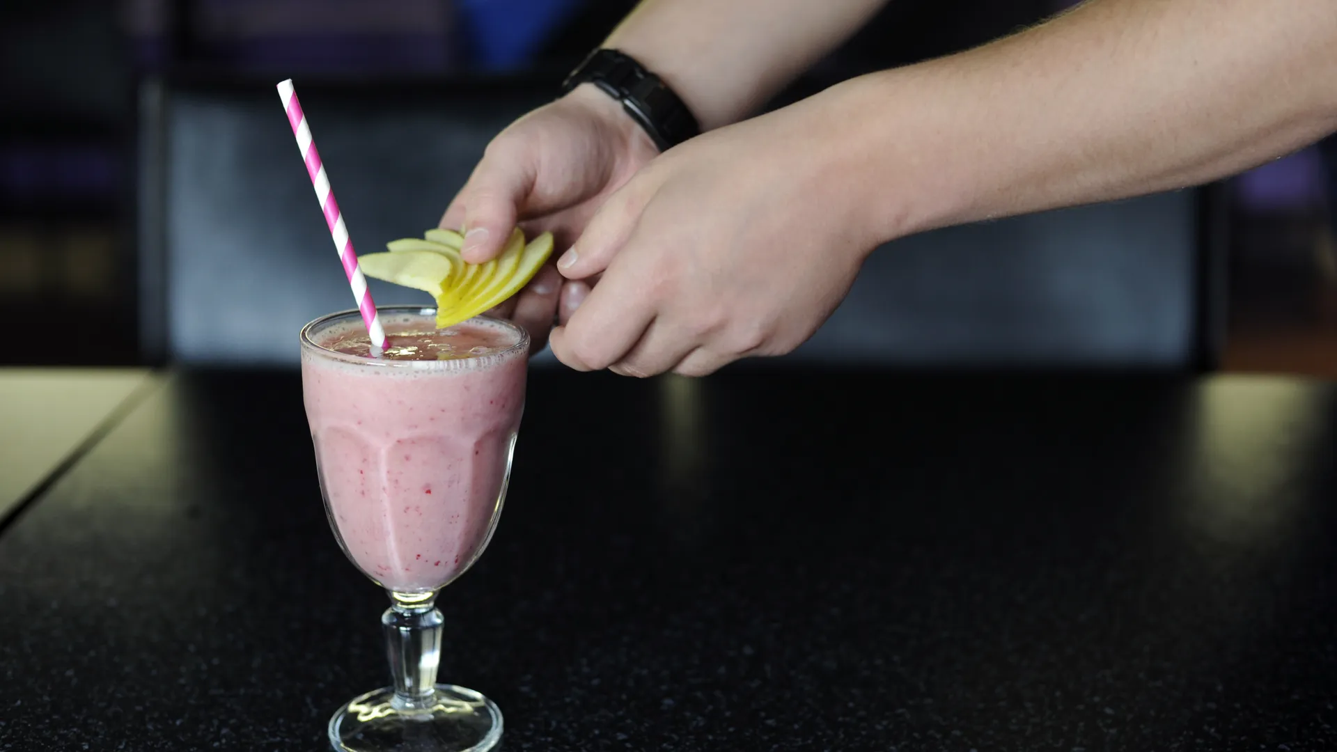 Приготовление смузи с клюквой и бананом