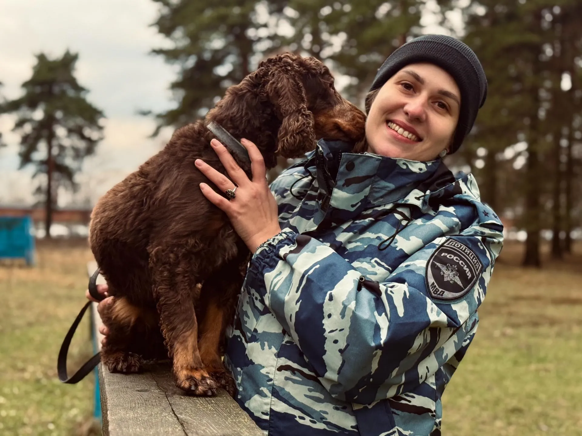 Инспектор-кинолог ЦКС ГУ МВД России по Московской области (дислокация г. Раменское), старший лейтенант полиции Валерия Савельева и Берта.&nbsp;Фото: МедиаБанк Подмосковья/Ольга Стаферова