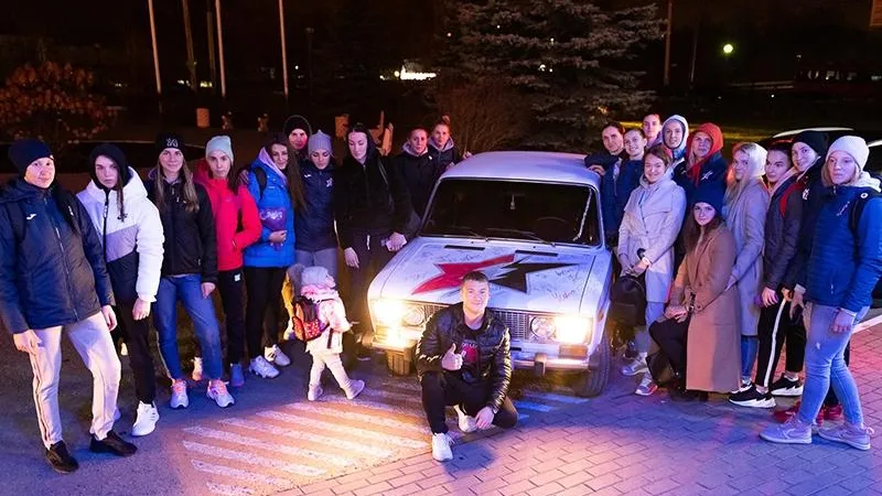 «Ничего не смоется»: болельщик «Звезды» увековечил автографы гандболисток на капоте своей «шестерки»