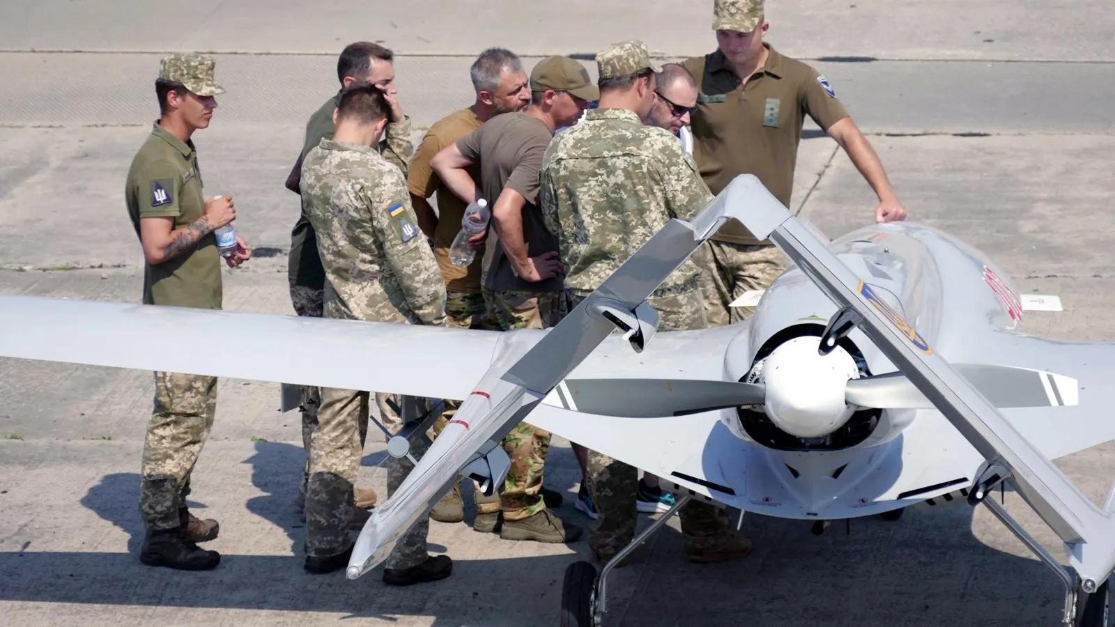 Украинские военнослужащие у беспилотника Bayraktar TB2 во время учений Sea Breeze, 2021 год. Фото: Yulii Zozulia