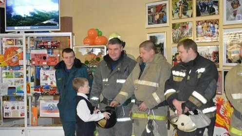Школьники Солнечногорска подготовили открытки и поделки для спасателей