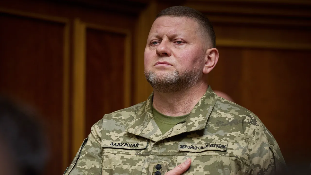 «Западные страны смеются»: выяснилось, почему оружие у спонсоров просит Залужный, а не Зеленский