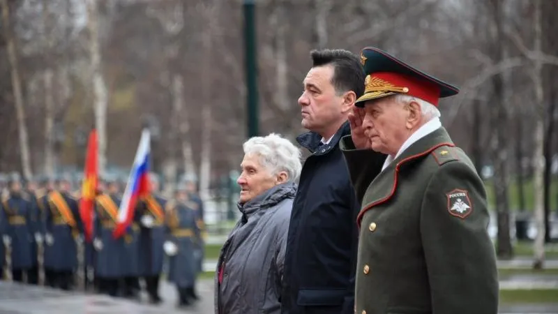 Воробьев возложил цветы к Могиле Неизвестного Солдата в Александровском саду