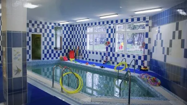Дети отравились парами хлора во время купания в бассейне в Петербурге